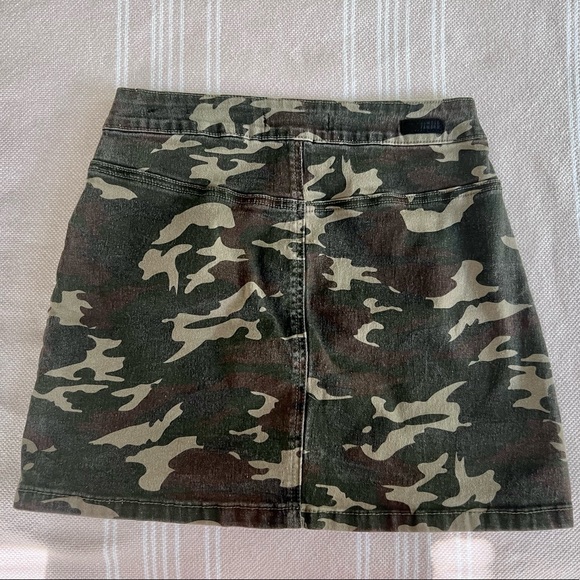 Camouflage denim miniskirt size 5 by almost famous. - Picture 6 of 6